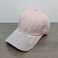 Dettaglio del cappello rosa con decorazioni a fiamma in strass e tessuto di cotone - Regolabile / Rosa Chiaro AB