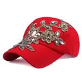 Dettaglio del ricamo in filo dorato e strass su un cappellino da baseball rosso donna - Regolabile / Rosso