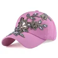 Dettaglio cappellino rosa con ricami floreali dorati e strass brillanti incastonati - Regolabile / Rosa