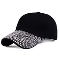 Dettaglio della visiera del cappello nero con strass argentati brillanti e lucidi - Regolabile / Nero