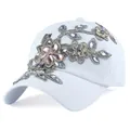 Dettaglio del cappello bianco con ricami floreali e strass scintillanti per donna - Regolabile / Bianco