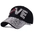 Dettaglio del cappello da baseball nero con paillettes argento e labbra di strass - Regolabile / Nero