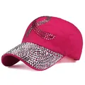 Détail d'une casquette en coton rose avec ruban en strass et visière incrustée - Rose rouge