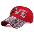 Dettaglio del berretto rosso con scritta LOVE in strass e decorazioni argentate - Regolabile / Rosso