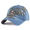 Dettaglio di ricamo floreale e paillettes sulla cuffia da baseball in denim azzurro donna - Regolabile / Denim Blu Medio