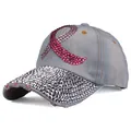 Détails du ruban rose en strass et cristaux argentés brillants sur la casquette de baseball - Denim Gris Clair