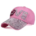 Dettaglio del cappellino rosa in cotone con lettere LOVE in strass e visiera decorata - Regolabile / Rosa