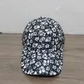 Dettaglio del cappello da baseball con stampa floreale digitale in bianco e nero di qualità - Nero Bianco Piccolo Floreale (Stile 5)