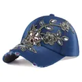 Cappellino da baseball in denim con ricami floreali, strass e dettagli dall'effetto consumato - Regolabile / Denim Blu Scuro