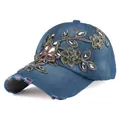 Dettaglio cappellino da baseball in denim blu scuro con ricamo floreale e strass brillanti - Regolabile / Denim Blu Usurato