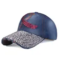 Détail de casquette en jean bleu avec ruban en strass rose et visière brillante - Denim Bleu