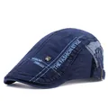 Détail de la casquette plate bleu marine avec ornement tête de mort et broderie - Réglable / Bleu Marine