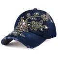 Dettaglio cappello in denim blu scuro con ricamo floreale dorato e strass scintillanti - Regolabile / Denim Blu Profondo