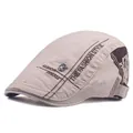 Détail de la casquette plate kaki avec rivets tête de mort et broderie latérale - Réglable / Poche zippée