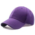 Dettaglio della linea della visiera curva e struttura a sei pannelli del cappello viola - Regolabile / Viola