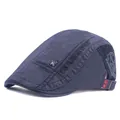 Détail de la casquette plate grise avec broderie et rivet métallique tête de mort - Réglable / Gris clair