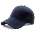 Dettaglio del cappellino da baseball blu scuro in cotone con tessuto twill di qualità - Regolabile / Blu Notte