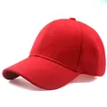Dettaglio del cappellino da baseball in cotone rosso con cuciture e fori di ventilazione - Regolabile / Rosso