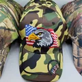 Détail de la broderie aigle et drapeau USA sur casquettes de baseball camouflage - Aigle Diagonal USA Camouflage