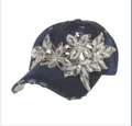 Berretto da baseball in denim blu scuro con applicazioni floreali di strass brillanti - Denim Blu Profondo