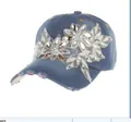Cappellino da baseball in denim blu da donna con decorazione floreale in strass - Denim Blu Scuro