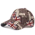 Detail van Britse vlag graffiti patroon op katoenen baseballpet met vintage krantenprint - Verstelbaar / koffiekleur