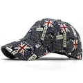 Gedetailleerd beeld van de Union Jack en Britse graffiti-print op de katoenen honkbalpet - Verstelbaar / Zwart