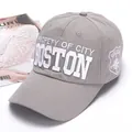 Detail der grauen Baseballkappe mit weißem BOSTON 3D-Stick und seitlichem Abzeichen - Grau
