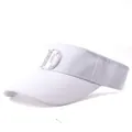 Λεπτομερής κοντινή λήψη λευκού καπέλου visor με μεταλλικό γράμμα D και στρας - Στυλ με Στρας Γράμμα D / Λευκό