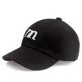 Détail de la broderie blanche de la lettre m sur le devant de la casquette noire - Réglable / Noir