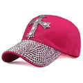 Dettaglio del cappellino rosa con motivo a croce e strass argentati sulla parte frontale - Regolabile / Rosso rosa