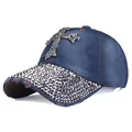 Dettaglio del cappellino in denim con croce di strass e visiera borchiata con bordi logori - Regolabile / Denim Blu Scuro