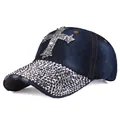 Dettaglio di strass argentati e croce su cappello da baseball in denim blu vintage - Regolabile / Denim Blu Profondo