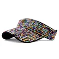 Detailweergave van kleurrijke steentjes op een stijlvolle zwarte zonneklep voor dames - Zwarte Hoed Gemengde Kleur Strass