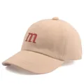 Détail de la broderie lettre m rouge sur casquette beige pour enfant avec coutures - Réglable / Kaki