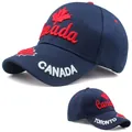 Casquette de baseball bleu marine avec broderie feuille d'érable rouge et texte Toronto - Broderie Toronto & Feuille d'Érable / Bleu Marine