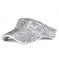 Detailopname van de sprankelende zilveren strass-steentjes op een zonneklep rand - Witte Hoed met Zilveren Strass