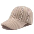 Details von beiger Strick-Baseballkappe mit vertikalen Strassreihen und Rippmuster - Verstellbar / Beige