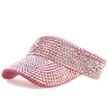 Detailopname van de fonkelende strassteentjes op de fuchsia roze zonneklep - Rose Rode Hoed met Witte AB Strass