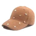 Braune flauschige Baseballkappe mit bunten Stern- und Tier-Ansteckern für den Winter - Verstellbar / Dunkelkaffee