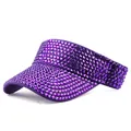 Detail van paarse zonneklep met strass-steentjes en een brede rand tegen de zon - Paarse Hoed met Violette Strass