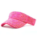 Detail van rozerode zonneklep met glinsterende AB-steentjes op de rand - Rose Rode Hoed met Rose Rode AB Strass