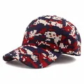 Dettaglio ravvicinato della cucitura camouflage digitale su un cappello rosso e blu - Regolabile / Rosso Blu Bianco Mimetico Digitale