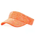 Detailopname van de oranje zonneklep met sprankelende strassteentjes en kristallen versiering - Oranje Hoed met Oranje AB Strass