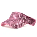 Detailopname van glinsterende roze strass steentjes op een zonneklep voor dames - Roze Hoed met Roze Strass