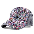 Dettaglio di strass colorati scintillanti su cappello in rete grigia traspirante - Regolabile / Grigio