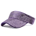Detail van de paarse zonneklep met fonkelende strassteentjes en nette stiksels - Paarse Hoed met Lichtpaarse Strass