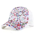 Dettaglio del cappellino bianco in mesh con strass colorati e tessuto traspirante estivo - Regolabile / Bianco