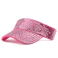 Gedetailleerde weergave van de fonkelende strassteentjes op de fuchsia roze zonneklep - Rose Rode Hoed met Roze Strass