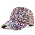 Dettaglio del berretto da baseball in mesh kaki con strass colorati e trama traspirante - Regolabile / Cachi